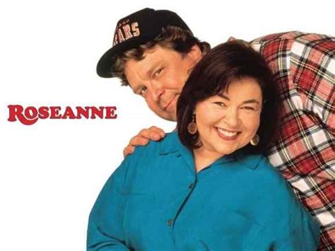  Roseanne: Una famiglia disfunzionale che ti fa sentire a casa e le gag più iconiche della sitcom americana.