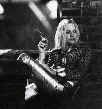 Velvet Goldmine! Un viaggio psichedelico nel glam rock anni '70 con una performance memorabile di Ewan McGregor.